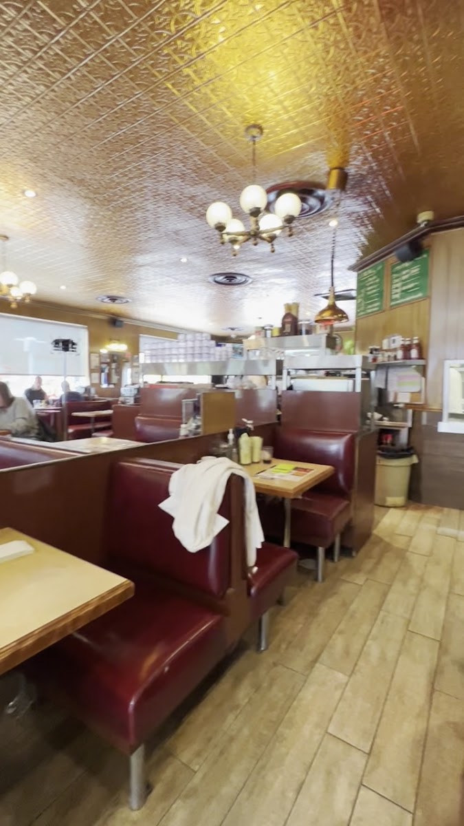 Greenspot Restaurant - Smoked Meat - Breakfast - Burgers-2